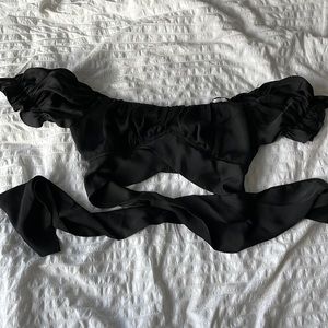 Black puffed sleeve cropped top